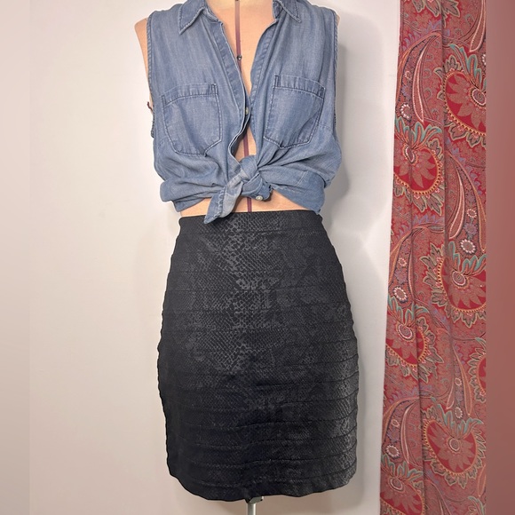 Express Dresses & Skirts - Express Black Snakeskin Print Ribbed Highwaist Skirt - Size 4